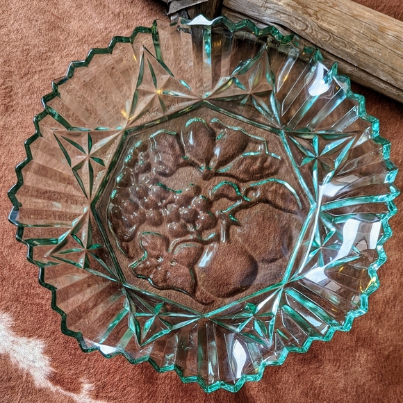 Vintage Collectible Green Glass Scalloped Edge Fruit Bowl - Picture 2 of 15